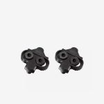 Zwei schwarze Metall-Fahrradpedalplatten mit jeweils zwei Schrauben, nebeneinander auf einem schlichten weißen Hintergrund angeordnet.