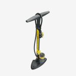 Eine gelb-schwarze Standfahrradpumpe mit Manometer und ergonomischem Griff vor einem schlichten weißen Hintergrund.