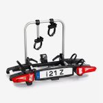 Auf weißem Hintergrund ist ein silber-schwarzer Fahrradträger für Autos mit zwei roten Rückleuchten und einem Nummernschild im europäischen Stil mit der Aufschrift „i21 Z“ zu sehen.