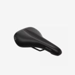 Schwarzer, ergonomischer Fahrradsattel mit konturierter Sitzfläche und stromlinienförmigem Design, seitlich mit dem Ergon-Logo versehen.