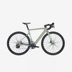 Ein modernes Rennrad mit mattgrauem Rahmen, Rennlenker, Scheibenbremsen und schwarzen Reifen, von der Seite auf weißem Hintergrund abgebildet.