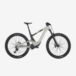 Ein modernes Mountainbike in Grau und Schwarz mit breiten Reifen, Vorder- und Hinterradfederung sowie Scheibenbremsen, im Profil auf weißem Hintergrund abgebildet.