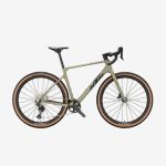 Ein khakifarbenes Gravelbike mit Drop-Lenker, schwarzem Sattel und Reifen mit hellbraunen Seitenwänden, abgebildet vor einem weißen Hintergrund.