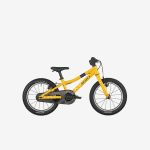 Ein gelbes Kinderfahrrad mit schwarzen Reifen und Pedalen, abgebildet auf weißem Hintergrund, von der Seite gesehen.
