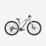 Ein weißes Scott-Mountainbike mit schwarzen und hellbraunen Reifen, Vorderradfederung, Scheibenbremsen und einem schräg verlaufenden Oberrohr, abgebildet vor einem schlichten weißen Hintergrund.