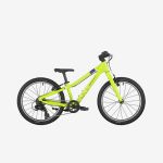 Gelbes Kinderfahrrad mit schwarzem Sattel und Lenker, von der Seite auf weißem Hintergrund abgebildet. Das Fahrrad hat dicke Reifen und einen schlichten Rahmen.