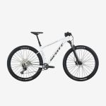 Ein weißes Scott-Mountainbike mit schwarzen Reifen und einem schwarzen Sattel, von der Seite vor einem schlichten weißen Hintergrund abgebildet.