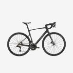 Schwarzes Rennrad mit Rennlenker, schmalen Reifen und einem leichten Rahmen, im Profil auf weißem Hintergrund abgebildet.