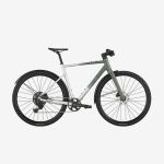 Ein modernes Hybridfahrrad mit einem mattweißen und grünen Rahmen, einem flachen Lenker, Scheibenbremsen und schwarzen Schutzblechen an beiden Rädern, abgebildet vor einem weißen Hintergrund.