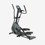 Ellipsentrainer mit digitaler Anzeige, Haltegriffen und Fußpedalen, vor einem schlichten weißen Hintergrund.