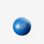 Ein kleiner blauer Pilates-Ball mit weißem Aufdruck auf einem schlichten weißen Hintergrund.