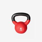 Rote Kettlebell mit schwarzem Griff. Auf der Vorderseite ist die Zahl „6 KG“ in Weiß aufgedruckt. Der Hintergrund ist einfarbig weiß.