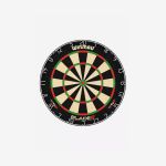 Ein Winmau Blade 6-Dartboard mit schwarzen, weißen, roten und grünen Feldern sowie den Zahlen 1 bis 20 am Rand auf einem schlichten weißen Hintergrund.