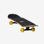 Schwarzes Skateboard mit gelben Rädern und einem gelben Aufkleber auf dem Deck, abgebildet vor einem schlichten weißen Hintergrund.