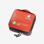 Rotes Erste-Hilfe-Set der Marke Deuter mit einem weißen Kreuz und der Aufschrift „FIRST AID KIT PRO“ auf der Vorderseite, vor weißem Hintergrund.