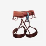Ein roter Klettergurt mit verstellbaren Beinschlaufen und Ausrüstungsschlaufen, abgebildet vor einem schlichten weißen Hintergrund.