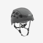 Grauer Kletterhelm mit Belüftungsöffnungen, verstellbaren Riemen und dem Petzl-Logo an der Seite, abgebildet vor einem schlichten weißen Hintergrund.