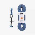 Auf weißem Hintergrund sind eine blaue Klettersteig-Klemme und ein aufgerolltes blaues Kletterseil mit einem weißen Petzl-Etikett abgebildet.