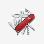Rotes Schweizer Taschenmesser mit verschiedenen ausgeklappten Werkzeugen, darunter Klingen, Schere, Dosenöffner, Korkenzieher und Schraubendreher, vor weißem Hintergrund.