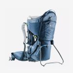 Blauer Kinderrucksack mit Metallrahmen, gepolsterten Trägern und Aufbewahrungsfächern, konzipiert für Wanderungen und Outdoor-Aktivitäten, abgebildet vor weißem Hintergrund.