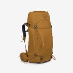 Ein brauner Osprey Kyte 48 Wanderrucksack steht aufrecht vor einem weißen Hintergrund und zeigt mehrere Fächer sowie gepolsterte Schultergurte.