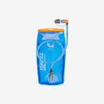 Blaue Trinkblase mit orangefarbenem Verschluss, integriertem Trinkschlauch und Beißventil, konzipiert für den Einsatz in Rucksäcken bei Outdoor-Aktivitäten.