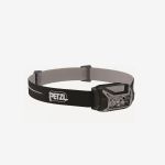 Schwarze Petzl-Stirnlampe mit verstellbarem Riemen und mehreren LED-Leuchten, die für eine freihändige Beleuchtung bei Outdoor-Aktivitäten konzipiert ist.