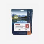 Ein blauer Trek’n Eat-Lebensmittelbeutel mit einem Berg- und Seemotiv, versehen mit der Aufschrift „FOOD FOR YOUR OUTDOOR LIFE“, steht aufrecht vor einem weißen Hintergrund.