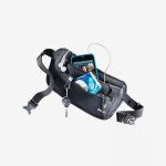 Eine schwarze Gürteltasche, in deren Fächern ein Handy, Schlüssel, Ohrhörer und Snacks liegen, auf weißem Hintergrund.
