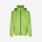 Leuchtend grüne Regenjacke mit Kapuze, Reißverschluss vorne, zwei Reißverschlusstaschen und elastischen Ärmelbündchen, abgebildet vor einem schlichten weißen Hintergrund.