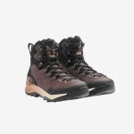 Ein Paar braune und schwarze Wanderstiefel mit robusten Sohlen und Knöchelstütze, nebeneinander auf weißem Hintergrund.