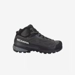 Schwarzer Scarpa-Wanderstiefel mit robuster Sohle, Logo an der Seite und Mesh-Einsätzen, im Profil auf einem schlichten weißen Hintergrund abgebildet.