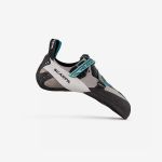 Ein einzelner schwarzer, grauer und türkisfarbener Kletterschuh mit den Aufdrucken „Scarpa“ und „Veloce“, ausgestattet mit einem Klettverschluss und einer spitzen Schuhspitze, auf weißem Hintergrund.