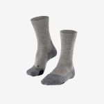 Ein Paar graue Socken in Crew-Länge mit dunkelgrauen Fersen und Zehen, dargestellt vor einem weißen Hintergrund.