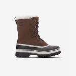 Ein braun-schwarzer Winterstiefel mit weißem Futter, Schnürung vorne, Gummisohle und dem Sorel-Logo an der Seite.