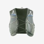Eine grüne Salomon-Laufweste aus Mesh-Material mit zwei Vordertaschen, in denen jeweils eine Trinkflasche Platz findet, sowie einem Reißverschlussfach an einer Seite.