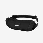 Schwarze Nike-Gürteltasche mit weißem Swoosh-Logo, Hauptfach mit Reißverschluss und verstellbarem Trageriemen auf schlichtem weißem Hintergrund.
