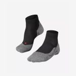 Ein Paar knöchellange Socken mit schwarzem Oberteil und grauer Sohle, präsentiert vor einem schlichten weißen Hintergrund.
