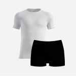 Auf einem schlichten weißen Hintergrund sind ein weißes Sport-T-Shirt mit kurzen Ärmeln und schwarze, eng anliegende Shorts zu sehen.