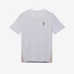Weißes Sport-T-Shirt mit kurzen Ärmeln, einem kleinen schwarzen „ON“-Logo auf der linken Brustseite und beigen Seiteneinsätzen, präsentiert vor einem schlichten weißen Hintergrund.