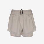 Beigefarbene Sportshorts mit doppellagigem Design, elastischem Bund, Kordelzug und einem kleinen Logo am linken Bein, dargestellt vor einem schlichten weißen Hintergrund.