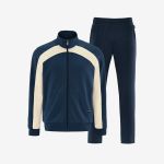 Marineblauer Trainingsanzug mit cremefarbenen Akzenten, bestehend aus einer Jacke mit Reißverschluss und einer dazu passenden Hose, präsentiert vor einem schlichten weißen Hintergrund.