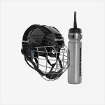 Schwarzer Eishockeyhelm mit Gesichtsschutz neben einer silbernen Sherwood-Trinkflasche mit schwarzem Trinkauslauf, beide vor weißem Hintergrund.