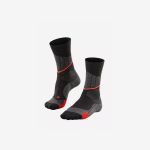 Ein Paar schwarze, graue und rote Sportsocken, die aufrecht auf einem schlichten weißen Hintergrund präsentiert werden.