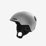 Ein mattgrauer Skihelm mit schwarzer Polsterung, verstellbarem Riemen und Belüftungsöffnungen, dargestellt vor einem schlichten weißen Hintergrund.