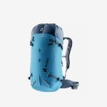 Blauer und grauer Deuter-Wanderrucksack mit Schultergurten, Seitentaschen und einem Reißverschluss an der Vorderseite, abgebildet vor einem schlichten weißen Hintergrund.