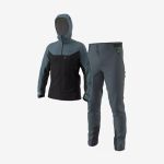Graue und schwarze Kapuzenjacke mit passender Hose, mit Reißverschlusstaschen und dezenten grünen Akzenten, präsentiert vor einem schlichten weißen Hintergrund.