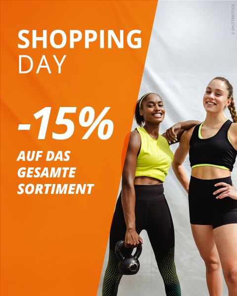 Zwei Frauen in Sportkleidung lächeln nach dem Training. Auf orangefarbenem Hintergrund wird ein Rabatt von 15 % auf das gesamte Sortiment am „Shopping Day“ angeboten.
