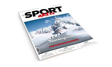 Titelseite des Magazins „Sport Aktiv“ mit Skifahrern auf verschneiten Bergen, der Überschrift „Tourenglück“ und einem strahlend blauen Himmel im Hintergrund.