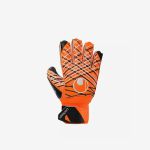 Ein orange-schwarzer Torwarthandschuh mit weißen Akzenten und einem auffälligen Logo auf dem Handrücken, abgebildet vor einem einfarbigen weißen Hintergrund.